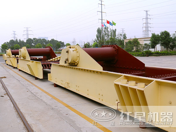 整齊擺放的規(guī)格型號不同的振動給料機