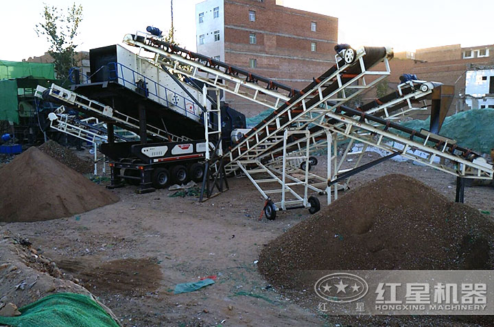 移動碎石破碎機(jī)作業(yè)現(xiàn)場圖 移動碎石破碎機(jī)作業(yè)現(xiàn)場圖