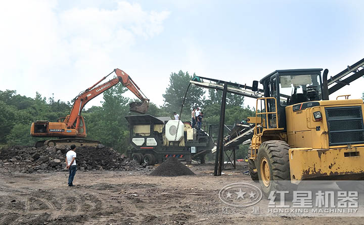 移動(dòng)式煤炭粉碎機(jī)客戶現(xiàn)場(chǎng) 移動(dòng)式煤炭粉碎機(jī)客戶現(xiàn)場(chǎng)