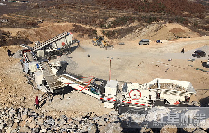 履帶移動碎石現場 履帶移動碎石現場