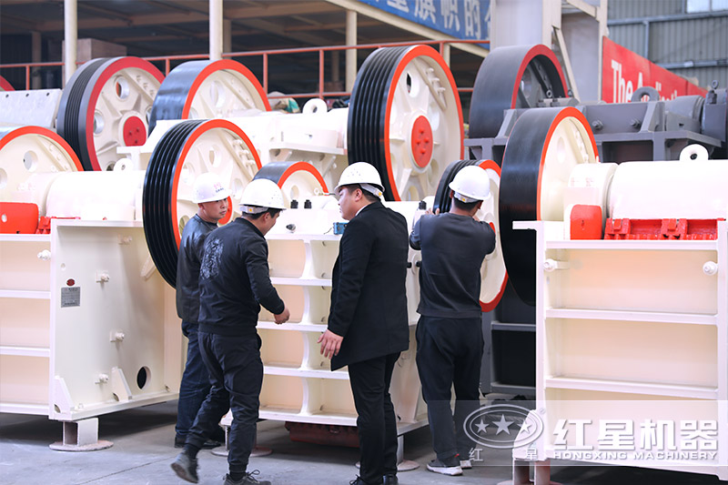 顎式破碎機(jī)車(chē)間內(nèi) 顎式破碎機(jī)車(chē)間內(nèi)