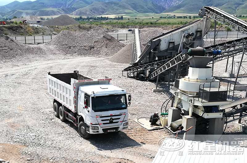 鵝卵石制砂現(xiàn)場 鵝卵石制砂現(xiàn)場