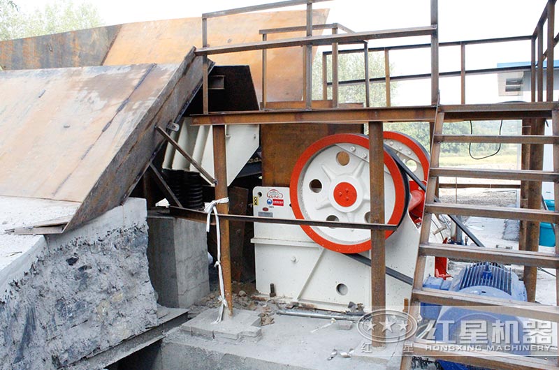 顎式破碎機(jī)生產(chǎn)現(xiàn)場 顎式破碎機(jī)生產(chǎn)現(xiàn)場