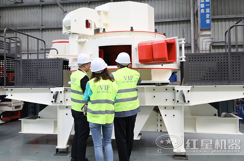 客戶參觀制砂機(jī)車(chē)間 客戶參觀制砂機(jī)車(chē)間